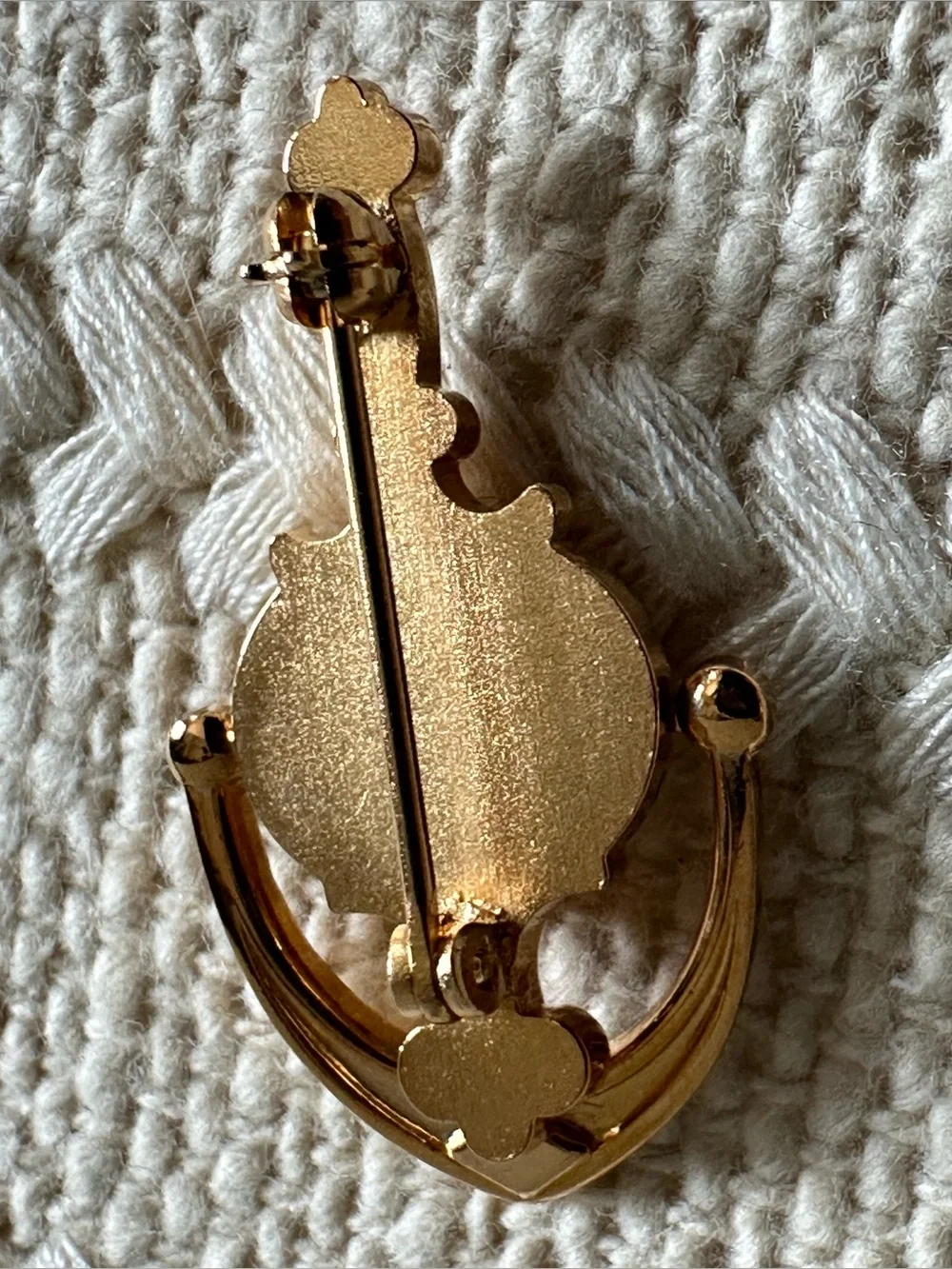 vintage gold-tone Avon Calling door knocker lapel pin, likely awarded to sales r - Picture 5 of 12